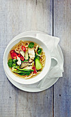 Ramen-Suppe mit Hähnchen, Pak Choi und Chili (Asien)