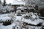 Verschneiter Garten im Winter