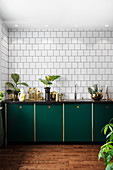 Küche mit dunkelgrünen Fronten und exotischer Deko