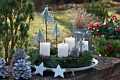 Design an advent wreath with natural material