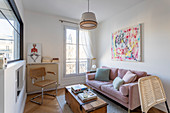 Kleines Wohnzimmer im Stilmix mit rosafarbenem Sofa