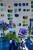 Schmucklilie, Skabiose, Anemone und Ehrenpreis in blauen Vasen