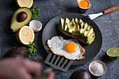 Spiegelei und Vollkornbrot mit Avocado zum Frühstück
