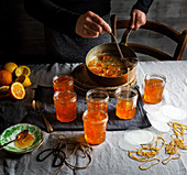 Orangenmarmelade aus Sevilla-Orangen zubereiten: Marmelade in Gläser füllen