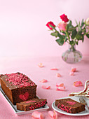 Schokoladenkuchen mit rosa Herz zum Valentinstag