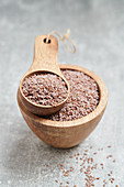 Psyllium in a wooden bowl and a wooden scoop