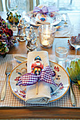Weihnachtlich gedeckter Tisch mit Nussknacker-Lollies auf den Tellern