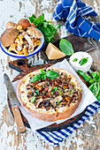 Pizza mit Pilzen und Basilikum