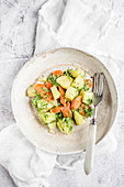 Veganer Kartoffelsalat mit fermentierten Karotten und Rucolapesto