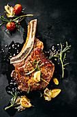 Ribeye-Steak mit Knoblauch und Rosmarin