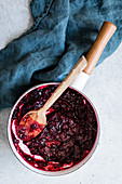 Cranberry-Feigenmarmelade mit Rosmarin im Kochtopf