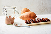 Kakaopulver, Süßkartoffeln und Datteln