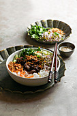 Bun Bo Nam Bo - Reisnudelsalat mit Rindfleisch, Kräutern, eingelegtem Gemüse und Fischsauce (Vietnam)