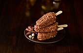 Schokoladen-Haselnuss-Eis am Stiel
