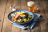 Rheinisches Durcheinander (Salat mit Kartoffelpüree, Wurst und Ei)