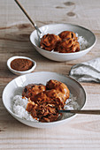 Vegane Linsenbratlinge mit Currysauce auf Reis