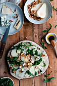 Birnen-Walnuss-Salat mit Rucola und Käse