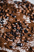 Kaffeestilleben mit Kaffeepulver, Kaffeebohnen und Zucker