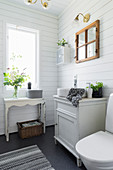 Kleines Badezimmer im Landhausstil mit weißer Bretterwand