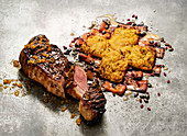Gegrilltes Sirloin-Steak mit Rösti und marinierten Urmöhren