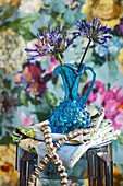 Blaue Schmucklilien in blauer Vase