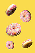Fliegende Donuts mit rosa Glasur
