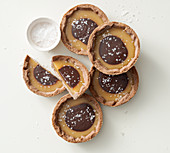 Chocolate and caramel tartlets with flakes of salt