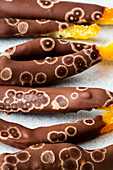 Falsch temperierte Schokoladenglasur auf kandierten Orangenschalen