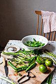 Zutaten für einen Salat mit grünem Gemüse