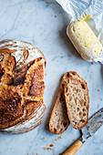 Rustikales Brot mit hausgemachter Butter