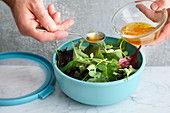 Anmachen und marinieren von Salat