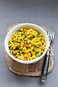Veganer Curryreis mit Gemüse und Tofu