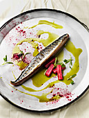 Gegrilltes Makrelenfilet mit Rhabarber, Olivenöl und Rote-Bete-Salz