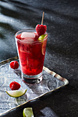 Himbeer-Limetten-Mocktail mit Holunderblütensirup