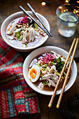 Ramen-Suppe mit Truthahn und Ei zu Weihnachten