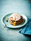 Spinat-Protein-Pancakes mit pochiertem Ei