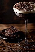 Schokoladen-Espresso-Cocktail mit Schokoraspeln