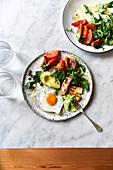 Vegetarisches Frühstück mit Spiegelei, Avocado und Tomaten