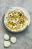 Jackfrucht-Hummus mit Zaatar und Olivenöl