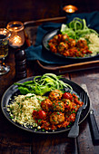 Gebackene Fleischbällchen mit Tomaten und Couscous (Marokko)