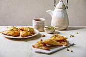 Türkische Baklava mit Pistazien serviert zum Tee