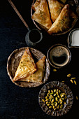 Türkische Baklava mit Pistazien serviert zum Kaffee aus dem Cezve