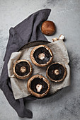 Frische Portobello-Pilze auf Teller