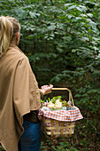 Frau mit vollem Picknickkorb