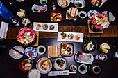 Kaiseki - leichte japanische Gerichte mit Sojasauce, Tofu, Rindfleisch, Pilzen und Reis