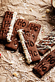 Weihnachtliches Schokoladengebäck mit dem Schriftzug 'Ho Ho Ho'