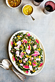 Grünkohlsalat mit Radieschen und Wassermelonenrettich dazu Paprikapesto