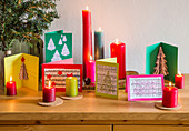 Selbstgebastelte Weihnachtskarten mit Papiermotiven aus Recyclingpapier