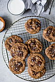 Chocolate Chip Cookies mit Mandeln und Datteln auf Abkühlgitter