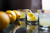 Limoncello mit Eiswürfeln und frischer Zitronenschale